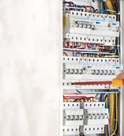 Pourquoi mettre aux normes son système électrique reste essentiel ?
