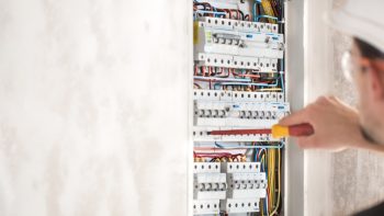 Pourquoi mettre aux normes son système électrique reste essentiel ?