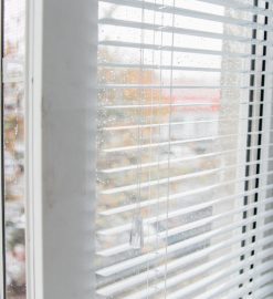 Conseils pour bien choisir un store sur mesure pour fenêtre PVC