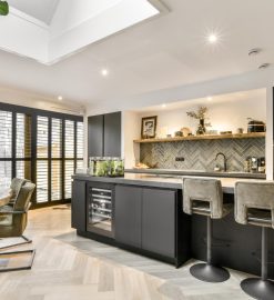 Cuisinistes et agencement personnalisé : pourquoi choisir une cuisine sur-mesure ?