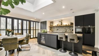 Cuisinistes et agencement personnalisé : pourquoi choisir une cuisine sur-mesure ?