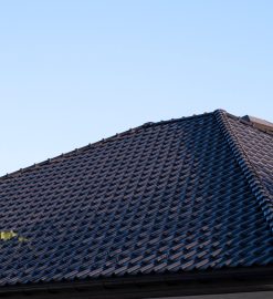 Sécuriser votre toiture à Nîmes : pourquoi choisir un couvreur professionnel ?