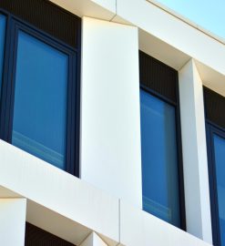 Fenêtres sur mesure : quand et pourquoi opter pour une fabrication personnalisée ?