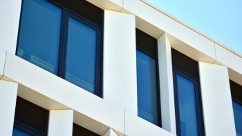 Fenêtres sur mesure : quand et pourquoi opter pour une fabrication personnalisée ?