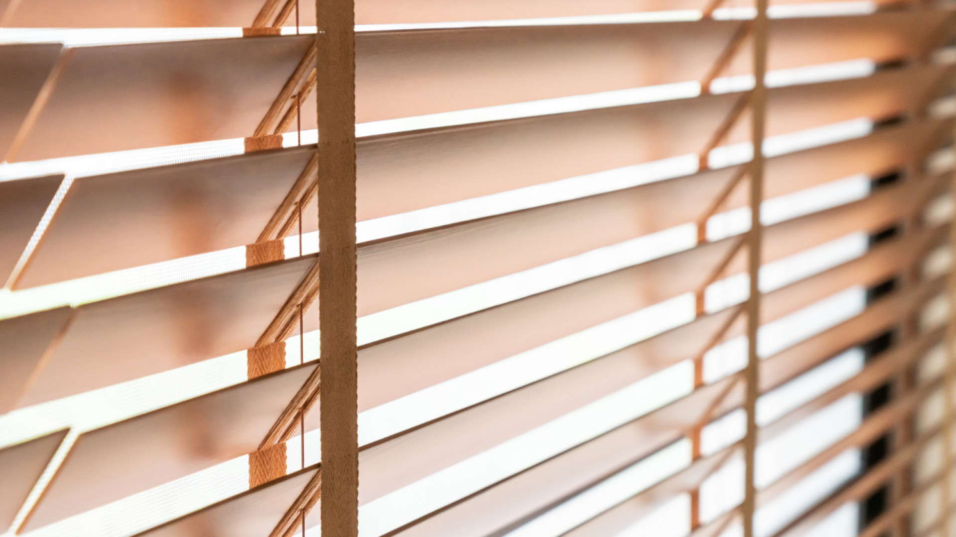 Protéger son intérieur avec des stores et volets parfaitement adaptés à vos ouvertures