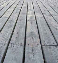 Rénover vos bois avec un dégriseur : des astuces pour un bois comme neuf