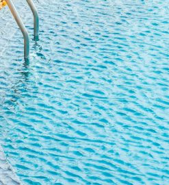 Créez une ambiance vacances avec une piscine effet plage !