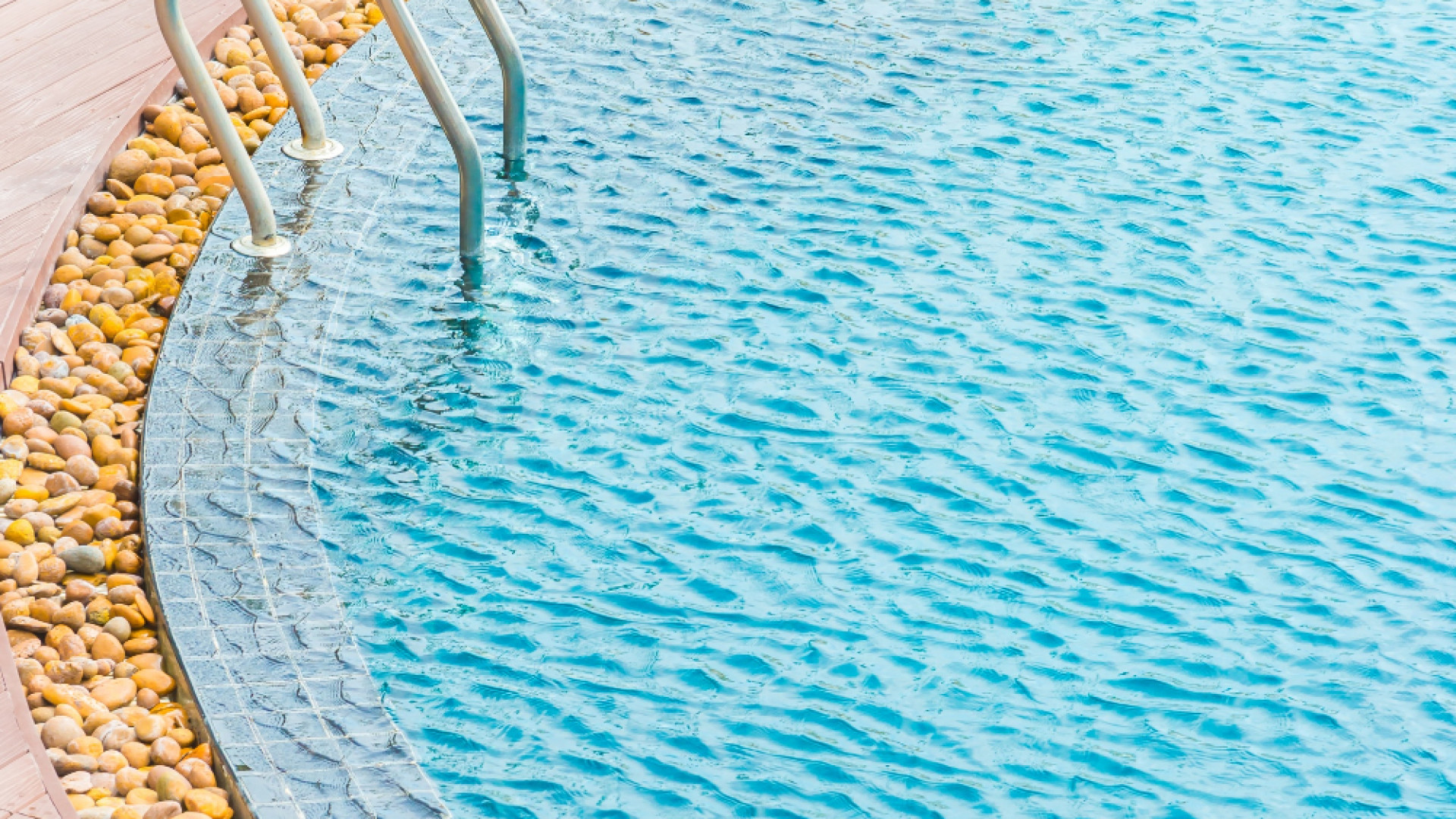 Créez une ambiance vacances avec une piscine effet plage !