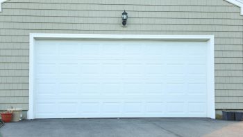 Portes de garage : tout savoir sur les modèles basculants, sectionnels et enroulables