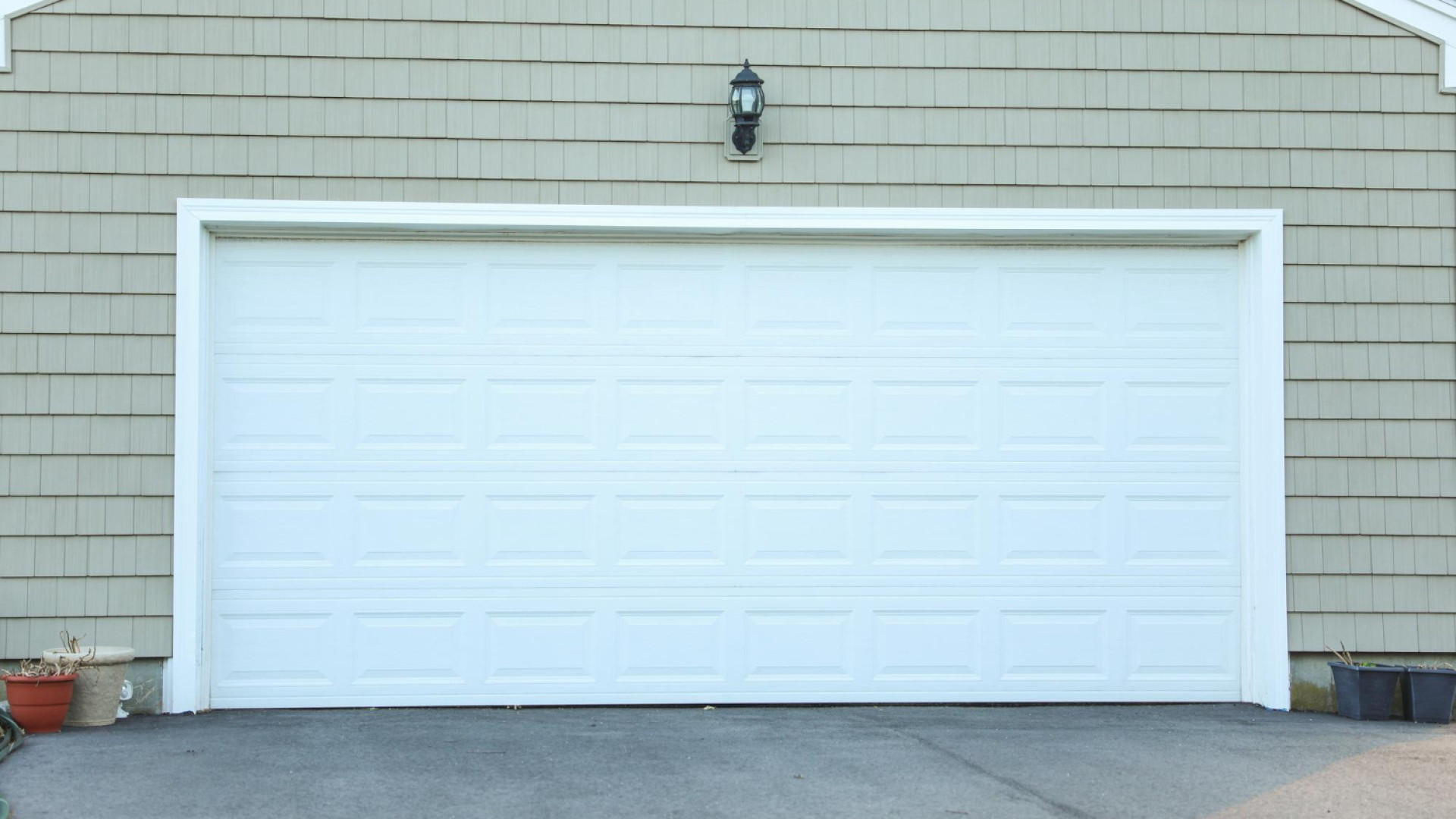 Portes de garage : tout savoir sur les modèles basculants, sectionnels et enroulables