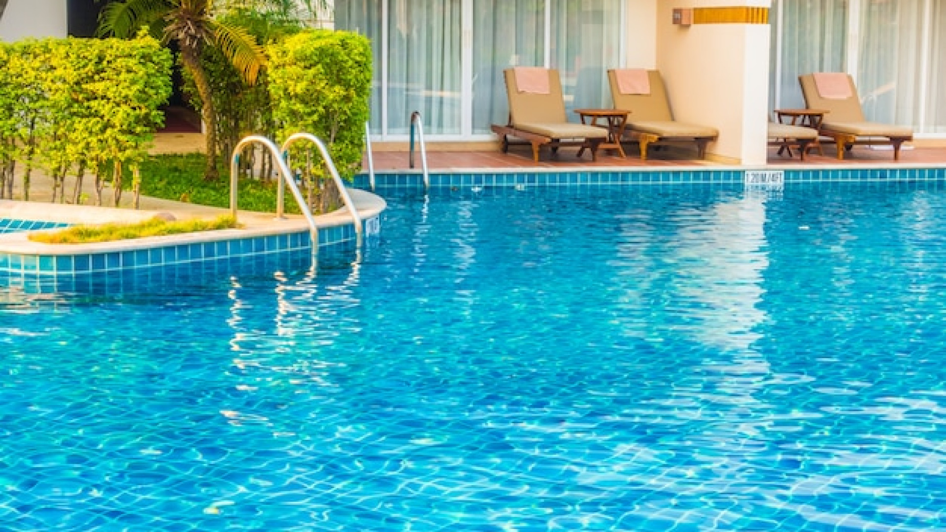 Constructeur de piscines sur mesure : tout ce qu’il faut savoir avant de se lancer