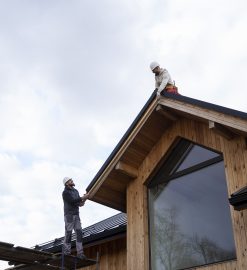 Toiture plate résidentielle : pourquoi choisir un couvreur spécialisé à Cholet ?
