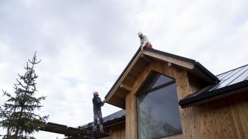 Toiture plate résidentielle : pourquoi choisir un couvreur spécialisé à Cholet ?